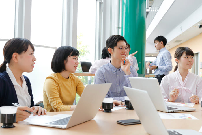 学生が話し合っているところ