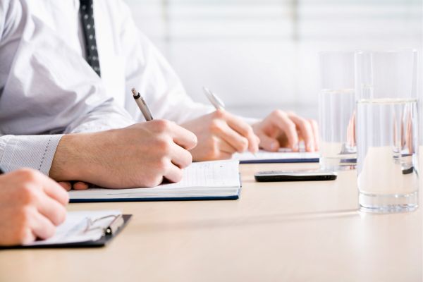 セミナーでメモをとっている様子