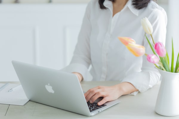 独立に向けてパソコンで準備を進める女性