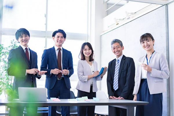 人事担当者が並んで立つ様子