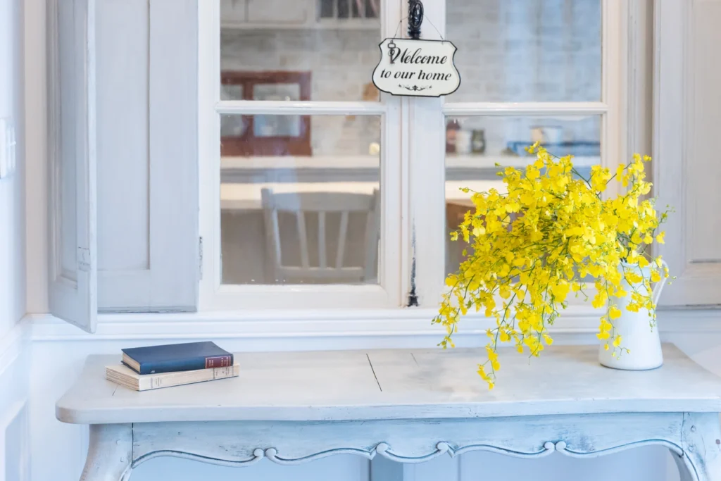 黄色い花が飾ってある窓辺