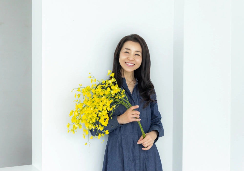 黄色い花束を持った工藤倫子