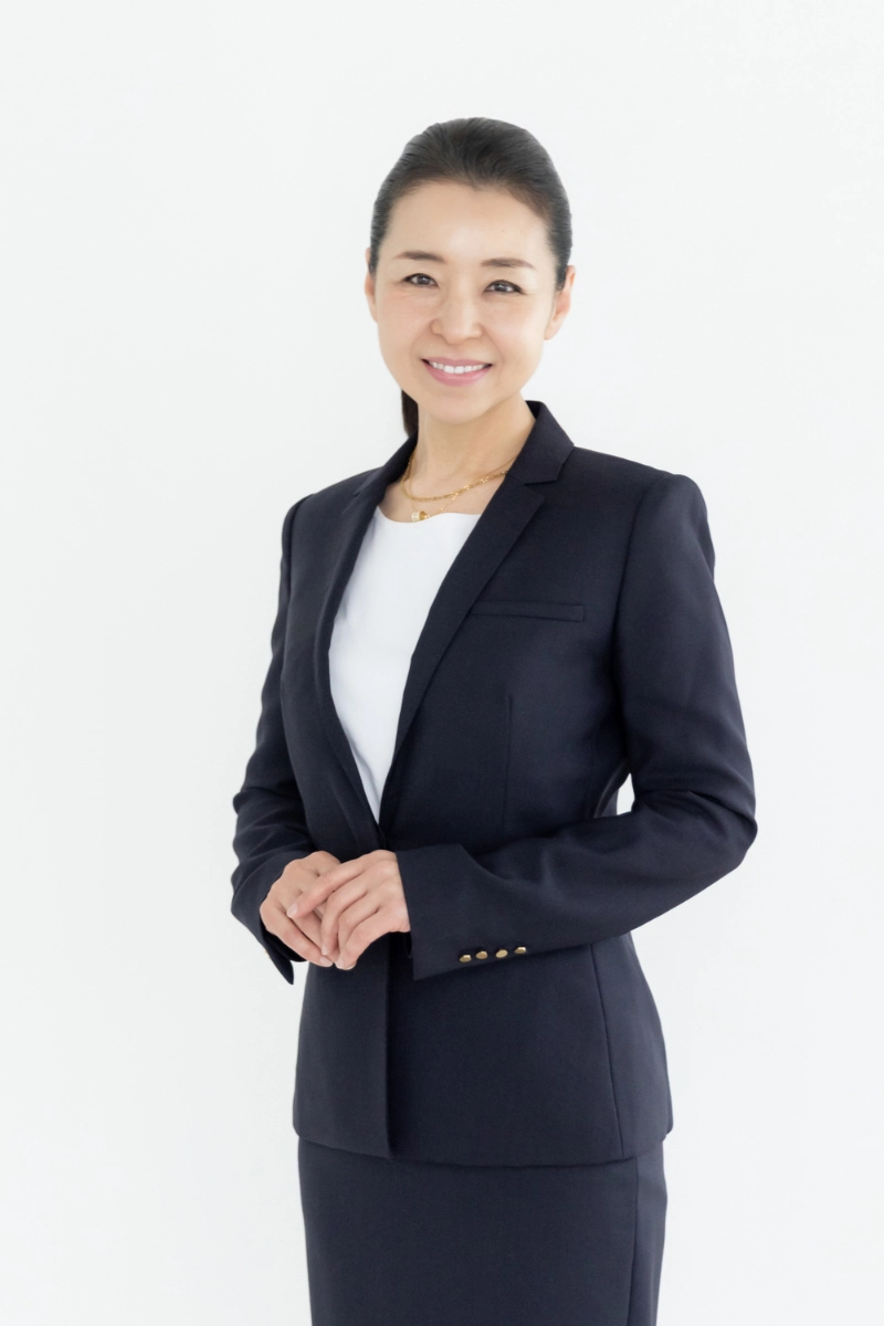 スーツを着て正面を向いている工藤倫子