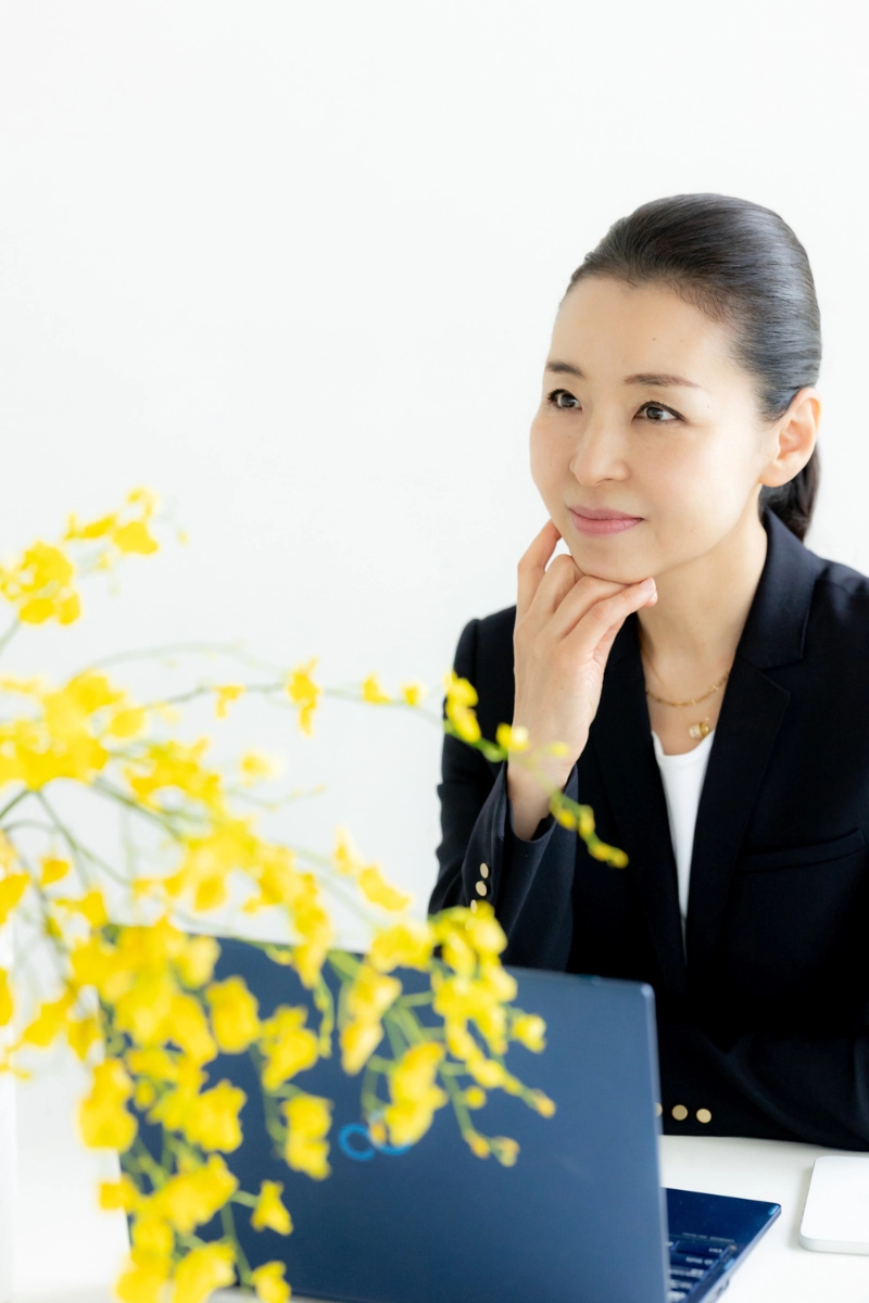パソコンの前に座っている工藤倫子